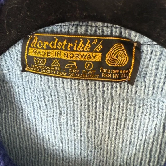 Vintage wool authentic Nordic Sweater with Floral Accents - Picture 3 of 6